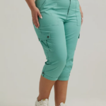 Lee mujer ultra lux con capri cargo relajado y flexible (plus) jade polvoriento ropa Z6H6F448