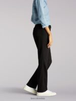 Lee mujer Vaqueros de pernera recta y corte relajado que se adelgazan al instante y corte clásico negro ropa Z6H6F83 - Image 2